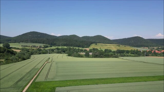 Dronen Flug mit Blick auf die Sieben Berge im Leinebergland und Aussicht auf die Stadt Alfeld