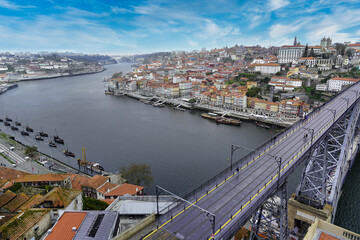 Blick auf die Brücke Dom Luis I. über den Fluss Douro und die Terracota-Dächer, UNESCO-Weltkulturerbe, Porto, Norte, Portugal
