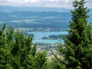 Fototapeta na wymiar Ausblick von der Burgruine Finkenstein auf den Faaker See bei Villach
