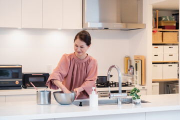 キッチンで料理をするシニアの女性