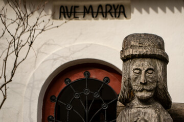 stara drewniana rzeźba przed kapliczką w Dolinie Kościeliskiej, Tatry, Kościelisko, religia,...