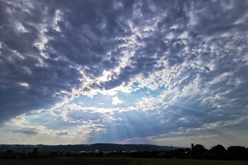Bew&ouml;lkter Himmel mit erkennbaren Sonnenstrahlen &uuml;ber dem Maintal bei Elsenfeld am Main