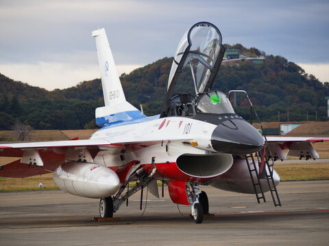 2017 年 11 月 19 日、航空自衛隊岐阜基地にて、 駐機中の飛行開発実験団F-2