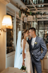 Naklejka premium bride and groom inside a cocktail bar