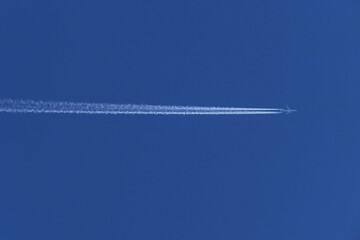 contrail of an airplane in the blue sky