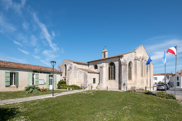 Fototapeta na wymiar Ile d’Oléron (Charente-Maritime, France). L'Office de Tourisme et l'église de Saint-Georges d'Oléron