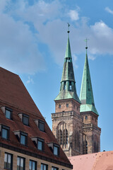 Blick auf den Kirchturm einer Kirche in der bayerischen Stadt Nürnberg