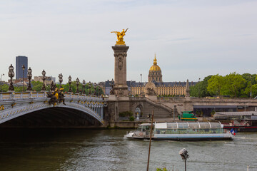 Le Pont Alexandre III Et les Invalides, Paris, France