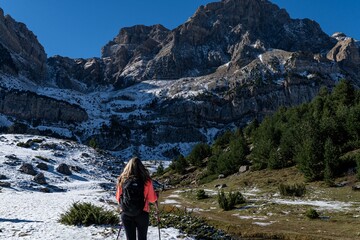 Chica de excursion en primavera