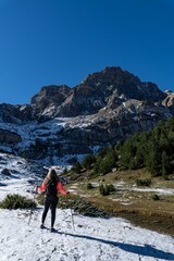 Chica de excursion en primavera