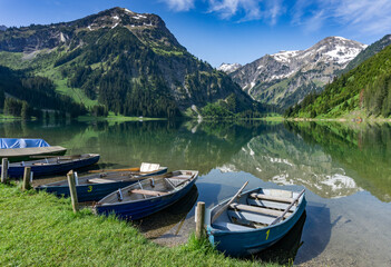 Wandern in Österreich, nahe dem Allgäu: der schöne Bergsee Vilsalpsee in den Tannheimer Bergen...