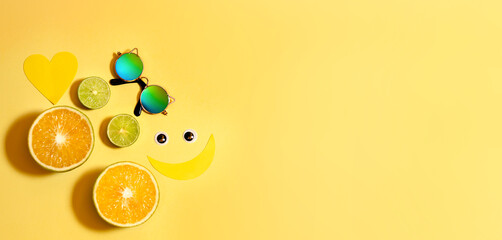 Banner con espacio para texto, frutas frescas y naturales naranjas y limones en rodajas, gafas de sol y sonrisas en fondo amarillo, concepto de dia mas feliz del año, happy yellow day, verano. - obrazy, fototapety, plakaty