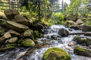 Krajobraz górskiej rzeki w Karpaczu przy parku Karkonowskim