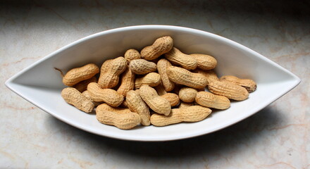 Erdnüsse mit Schale in Schüssel