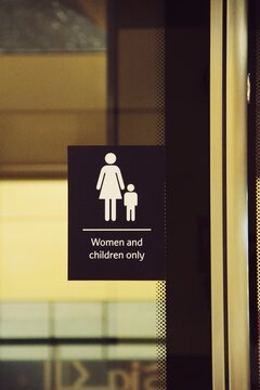 Panneau de signalisation sur une porte de m&eacute;tro de Dubai aux Emirats arabes unis  permettant l'acc&egrave;s aux femmes et aux enfants seulement dans certaine rames;