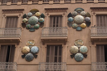 Kreatywne ściany i balkony w Barcelonie