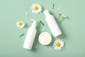Shower gel, shampoo and hair balm packaging design with chamomile flowers on pastel green background. SPA natural organic beauty products design. - obrazy, fototapety, plakaty