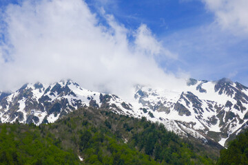 青空に映える美しい山