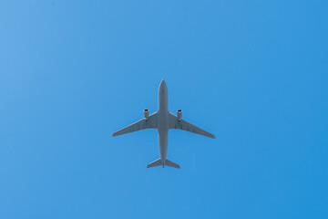 Avión visto desde abajo con el cielo azul de fondo, viajr