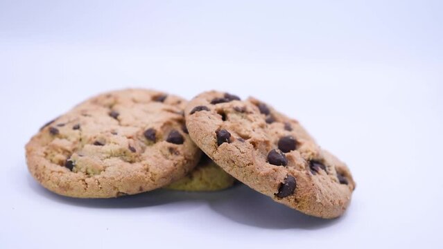 Enfoque de unas galletas con chispas de chocolate sobre un fondo blanco aislado 