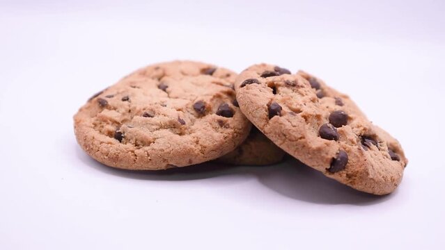 Toma de galletas con chispas de chocolates sobre un fondo blanco con movimiento de luces
