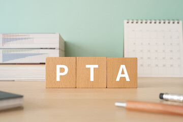 PTAのイメージ｜木のブロックが置かれたデスク