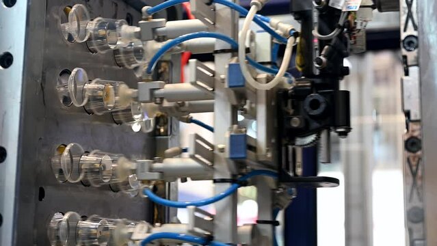 Molding plastic details with hot automatic press machine