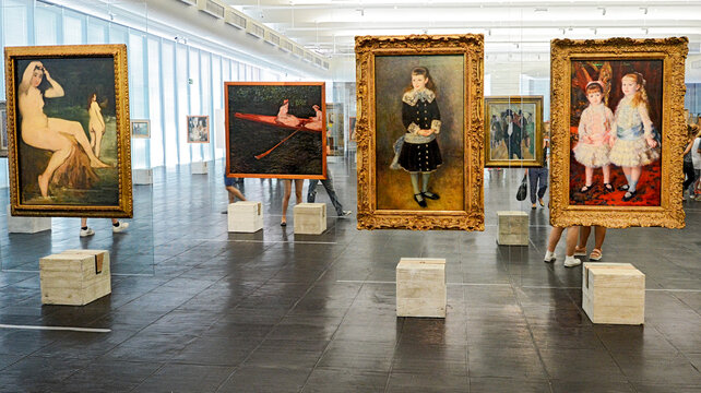 Pinturas e escultura no Museu de Arte de Sao Paulo, Masp.