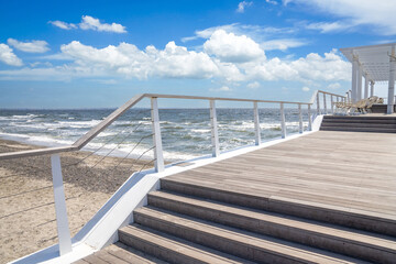 Fototapeta premium 海へ延びるウッドデッキ