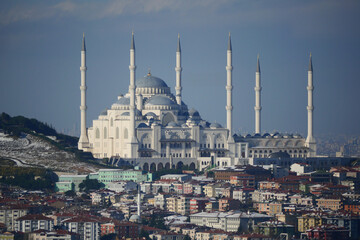 Fototapeta na wymiar high angle view of Camlica Mosque in istanbul 