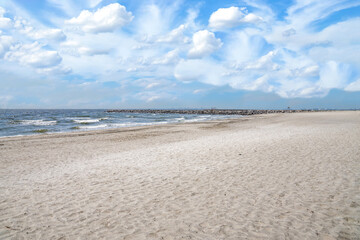 Fototapeta na wymiar 青い海と白い雲のビーチ
