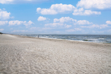 Fototapeta na wymiar 青い海と白い雲のビーチ