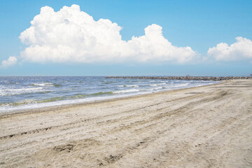 Fototapeta premium 青い海と白い雲のビーチ