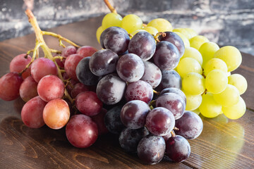 秋が旬のブドウ、三種盛り。ツヤツヤで美味しそうな秋の果物。