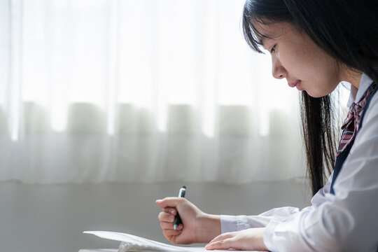 勉強する日本人女子学生