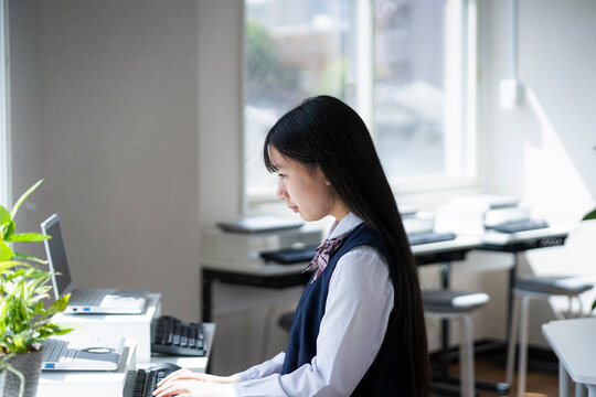 パソコンを使い勉強する日本人女子学生