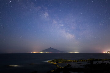 礼文島の海岸から見る夜の利尻富士と天の川
