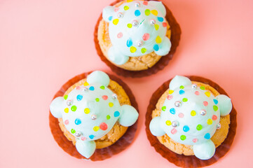 たくさんのトッピングがされたカラフルなシュークリーム