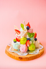 たくさんのトッピングがされたカラフルなシュークリーム