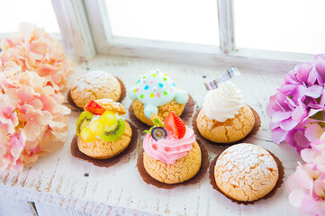 たくさんのトッピングがされたカラフルなシュークリーム