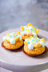 たくさんのトッピングがされたカラフルなシュークリーム