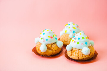 たくさんのトッピングがされたカラフルなシュークリーム