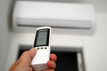 Réglage de la climatisation avec une télécommande en main