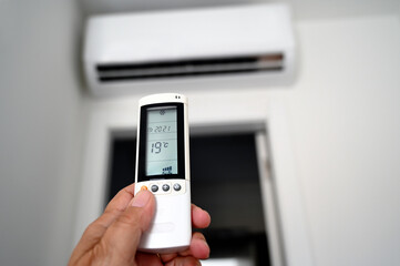 Réglage de la climatisation avec une télécommande en main