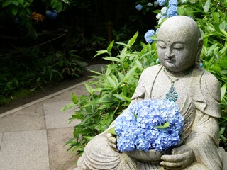 地蔵と紫陽花