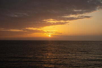 Naklejka premium 夕日と水平線