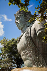 Obraz premium A large copper statue of Wisnu's torso and head at the GWK Cultural Park in Bali, Indonesia