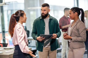 Obraz premium A business team is standing in a modern office and having a discussion