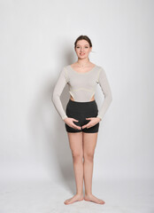 junge frau bei sport abnehmen training pilatis yoga strecthing balerina ballerina danceartist sportlich fitness fit © fotoak80