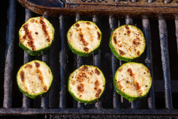 Zucchini auf dem Grill